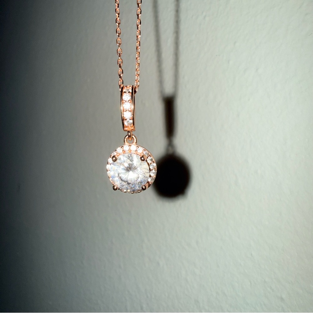 Elegant Rose Gold Pendant Necklace